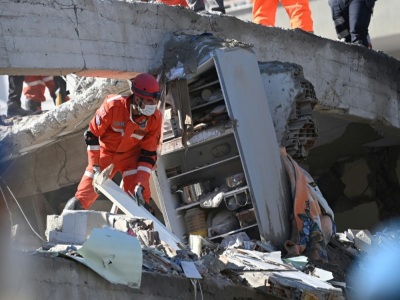 Des secouristes déblaient les décombres d'une immeuble à Izmir, en Turquie, le 1er novembre 2020, deux jours après le puissant séisme qui a secoué la région - OZAN KOSE [AFP]