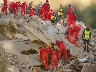 Les sauveteurs tentent de retrouver des survivants le 1er novembre à Bayrakli, dans la région d'Izmir, dans l'ouest de la Turquie, frappée par un séisme - Yasin AKGUL [AFP]