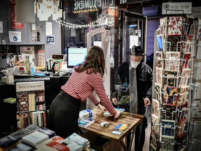 Un client vient retirer les livres commandés par internet dans une librairie parisienne le 31 octobre 2020. Le "click and collect" est autorisé lors de ce confinement. - STEPHANE DE SAKUTIN [AFP]