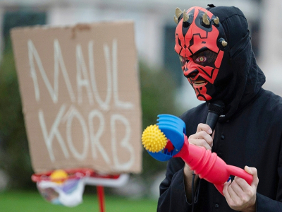 Un homme déguisé en diable participe à une manifestation anti-restrictions liées au coronavirus devant le palais Hofburg à Vienne, Autriche, le 31 octobre 2020 - JOE KLAMAR [AFP]