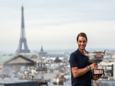 Rafael Nadal pose avec le trophée de Roland-Garros, le 12 octobre 2020 à Paris - Martin BUREAU [AFP]