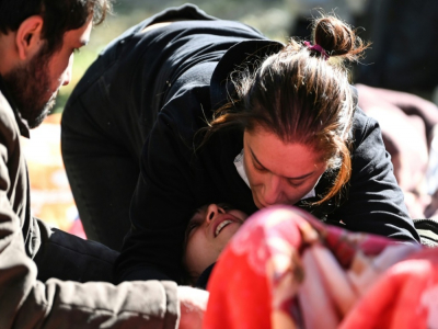 Une femme est réconfortée, le 2 novembre 2020 à Izmir après avoir appris la mort de proches suite au tremblement de terre - OZAN KOSE [AFP]