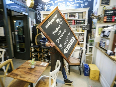 le propriétaire du café 'Le Belfort bistro', John Bleys, prépare la fermeture de son établissement à Berlin,  le 1er novembre 2020 - Omer MESSINGER [AFP]