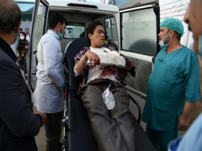 Un homme blessé dans l'attaque de l'université de Kaboul le 2 novembre 2020 arrive à l'hôpital - WAKIL KOHSAR [AFP]