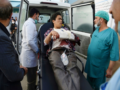Un homme blessé dans l'attaque de l'université de Kaboul le 2 novembre 2020 arrive à l'hôpital - WAKIL KOHSAR [AFP]