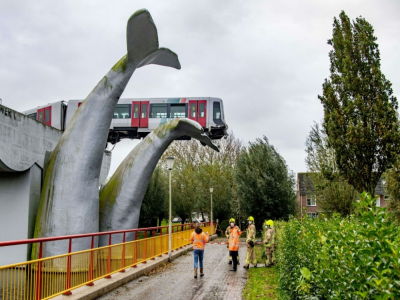 Une rame de métro qui a déraillé s'est échouée au sommet d'une sculpture de queue de baleine à Spijkenisse près de Rotterdam le 2 novembre 2020 - Robin Utrecht [ANP/AFP]
