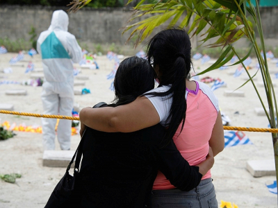 Des proches de victime du Covid-19 dans un cimetière de San Salvador le 2 novembre 2020 - Yuri CORTEZ [AFP]
