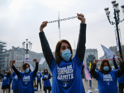 Le personnel soignant manifeste pour des hausses de salaire et de meilleures conditions de travail,  le 2 novembre 2020 à Turin - MARCO BERTORELLO [AFP]