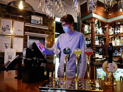 Un serveur dans un bar de Mayfair à Londres le 3 novembre 2020, avant le confinement qui entre en vigueur jeudi - DANIEL LEAL-OLIVAS [AFP]