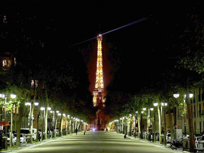 La Tour Eiffel brille dans la nuit de Paris, où un strict confinement est imposé, le 2 novembre 2020 - ALAIN JOCARD [AFP]