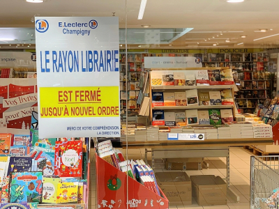 Un rayon librairie fermé le 3 novembre 2020 dans un hypermarché à Villiers-sur-Marne - Martin Bureau [AFP/Archives]