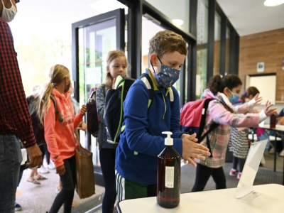 Des élèves se désinfectent les mains dans une école à Strasbourg, le 1er septembre 2020 - FREDERICK FLORIN [AFP/Archives]