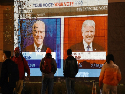 Des gens suivent la soirée électorale sur un écran géant près de la Maison Blanche à Washington, le 3 novembre 2020 - Olivier DOULIERY [AFP]