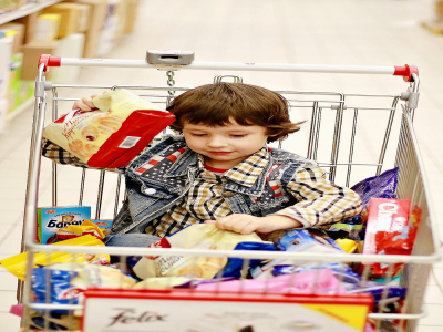 Si votre enfant n'est pas en âge de rester seul à la maison, il peut vous accompagner lorsque vous allez faire vos courses.