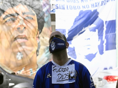 Un supporter de l'équipe Gimnasia y Esgrima La Plata, entraînée par Diego Maradona, devant la clinique où ce dernier a été admis, à La Plata (Argentine), le 3 novembre 2020 - JUAN MABROMATA [AFP]