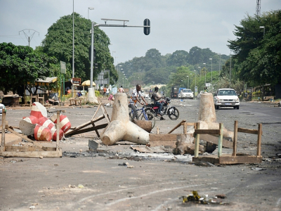 Les débris d'une barricade dans une rue de Yamoussoukro, le 4 novembre 2020 en Côte d'Ivoire - SIA KAMBOU [AFP]