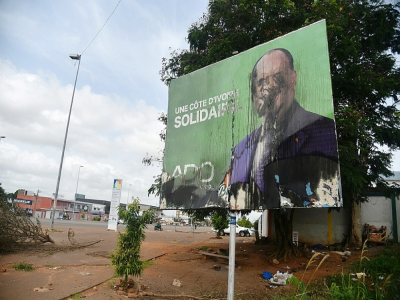 Une affiche électorale du président Alassane Ouattara dégradée dans une rue de Yamoussoukro, le 4 novembre 2020 en Côte d'Ivoire - SIA KAMBOU [AFP]
