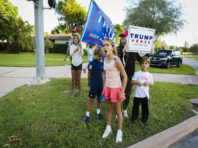 Des supporteurs de Donald Trump devant un bureau de vote de Miami, en Floride, le 3 novembre 2020 - Eva Marie UZCATEGUI [AFP]