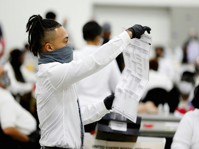 Dépouillement des bulletins de vote par correspondance à Detroit, dans le Michigan, le 4 novembre 2020 - JEFF KOWALSKY [AFP]
