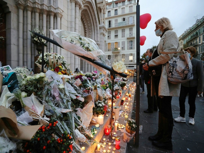 Des fleurs et des bougies déposées à la mémoire des victimes de  à Nice - Valery HACHE [AFP/Archives]