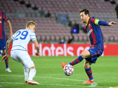 La star du Barça Lionel Messi (d) face au milieu du Dynamo Kiev Vitaliy Buyalskyy en Ligue des champions, le 4 novembre 2020 à Barcelone - LLUIS GENE [AFP]