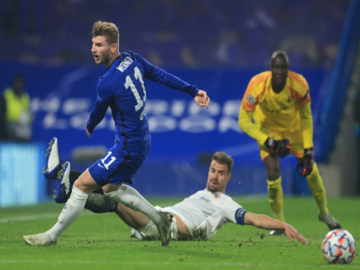 L'attaquant de Chelsea Timo Werner (g) devance le capitaine de Rennes Damien Da Silva en Ligue des champions, le 4 novembre 2020 à Londres - Adam Davy [POOL/AFP]