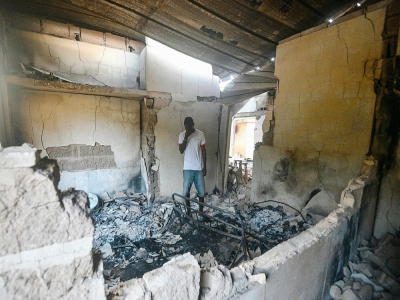 Un habitant de Toumodi, dans le centre de la Côte d'Ivoire, se tient dans sa maison brûlée lors d'échauffourées liées à la présidentielle, le 3 novembre 2020. - SIA KAMBOU [AFP]