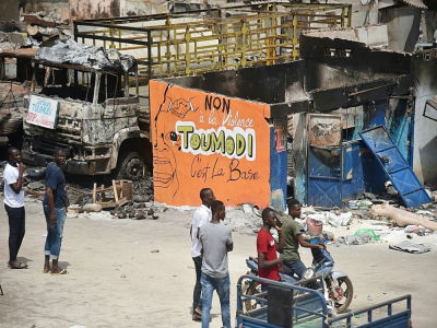 Des habitants de Toumodi, dans le centre de la Côte d'Ivoire, après des échauffourées liées à la présidentielle, le 3 novembre 2020. - SIA KAMBOU [AFP]