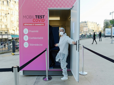 Devant un stand "MobilTest" de tests au Covid-19, installé par la SNCF vdevant la gare de Lyon à Paris, le 5 novembre 2020 - ERIC PIERMONT [AFP]