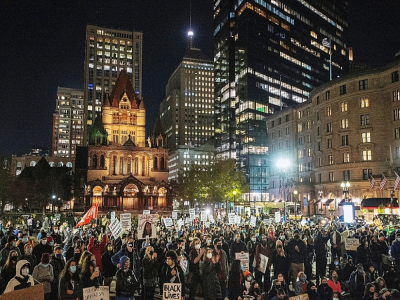 Des manifestants critiquent le système électoral américains à Boston, dans le Massachusetts, le 4 novembre 2020 - Joseph Prezioso [AFP]