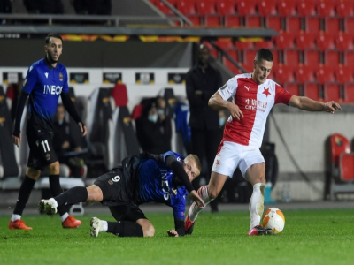 L'attaquant de l'OGC Nice Kasper Dolberg perd son duel avec le défenseur du Slavia Tomas Holes à l'Eden Arena de Prague, le 5 novembre 2020 - Michal Cizek [AFP]