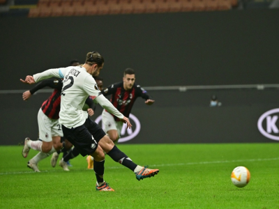 Le milieu turc Yazici Yusuf transforme un penalty accordé à Lille contre l'AC Milan en Ligue Europaà San Siro, le 5 novembre 2020 - MIGUEL MEDINA [AFP]