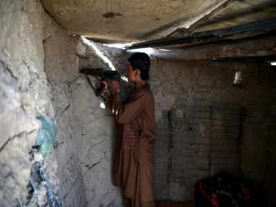Un policier surveille un territoire contrôlé par les talibans dans le village d'Aziz Abad de la province de Kandahar, situé sur la ligne de front entre les forces afghanes et les insurgés, le 27 septembre 2020 - WAKIL KOHSAR [AFP/Archives]