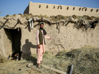 Le fermier Atta Jan montre le mur criblé de balles de sa maison du village de Deh Qubat de la province de Kandahar, le 27 septembre 2020 - WAKIL KOHSAR [AFP/Archives]