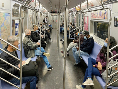 Dans le métro new-yorkais le 5 novembre 2020 - Daniel SLIM [AFP]