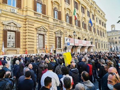 Des chauffeurs de taxi manifestent le 6 novembre 2020 devant le ministère des Finances à Rome contre les restrictions liées au coronavirus - ANDREAS SOLARO [AFP]