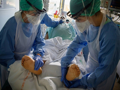 Du personnel soignant s'occupe d'un malade du Covid-19 dans un hôpital de Brest, le 4 novembre 2020 - Loic VENANCE [AFP]