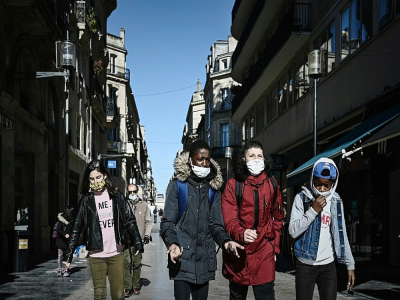 Des élèves passent masqués dans une rue de Bordeaux, le 5 novembre 2020 - Philippe LOPEZ [AFP]