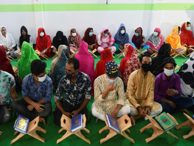 Des personnes transgenres se préparent à la lecture du Coran dans une madrasa ouverte à leur intention, à Dacca le 6 novembre 2020 - Munir UZ ZAMAN [AFP]