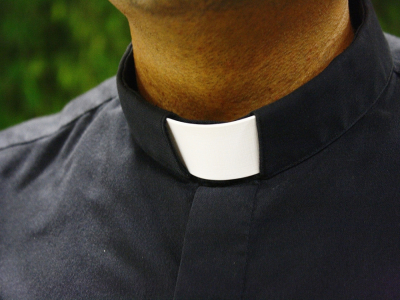 La messe en public est interdite, mais les prêtres continuent leur mission auprès des paroissiens.