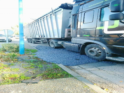 Le liquide, mélange de déchets industriels, s'est déversé sur le tracteur et aux alentours du poids lourd à Belbeuf ce vendredi 6 novembre. - Gendarmerie de Seine-Maritime