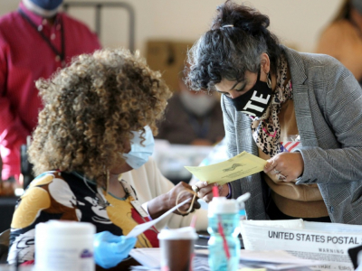 Des agents électoraux dans un bureau de vote d'Atlanta, le 5 novembre 2020 - Tami Chappell [AFP/Archives]