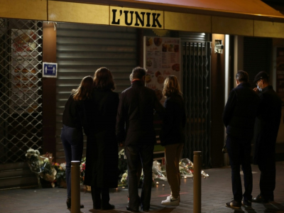 Le 30 octobre 2020, devant le restaurant de Nice où une victime avait trouvé refuge après avoir été poignardée. - Valery HACHE [AFP]