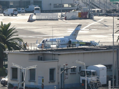 L'avion qui devait  transporter Brahim Aouissaoui vers Paris, le 6 novembre 2020, à l'aéroport de Nice. - Valery HACHE [AFP]
