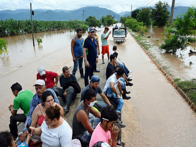 Des habitants évacués par camion après le passage de l'ouragan Eta, le 6 novembre 2020 à El Progreso, au Honduras - Orlando SIERRA [AFP]