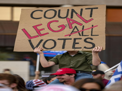 Des partisans de Donald Trump manifestent devant un centre électoral de Phoenix, dans l'Arizona, le 6 novembre 2020 - OLIVIER  TOURON [AFP]