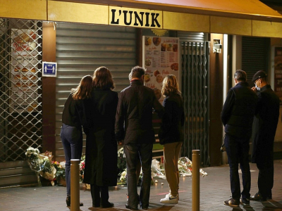Le 30 octobre 2020, devant le restaurant de Nice où une victime avait trouvé refuge après avoir été poignardée. - Valery HACHE [AFP]