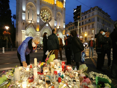 Hommages aux victimes devant la basilique de Nice le 31 octobre 2020. - Valery HACHE [AFP]