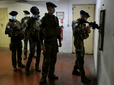Des soldats de l'opération Sentinelle récupèrent leur équipement et armes dans une caserne de la banlieue parisienne le 6 novembre 2020 avant de partir sur le terrain - Christophe ARCHAMBAULT [AFP]