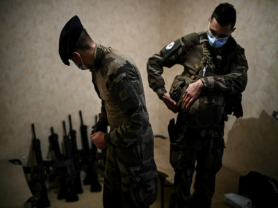 Des soldats de l'opération Sentinelle vérifient leurs armes dans leur caserne au nord de Paris le 6 novembre 2020 avant de patrouiller dans la banlieue - Christophe ARCHAMBAULT [AFP]